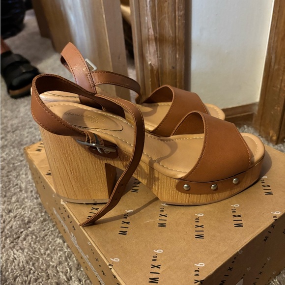 Universal Thread Tan Platform Heels - Picture 3 of 4